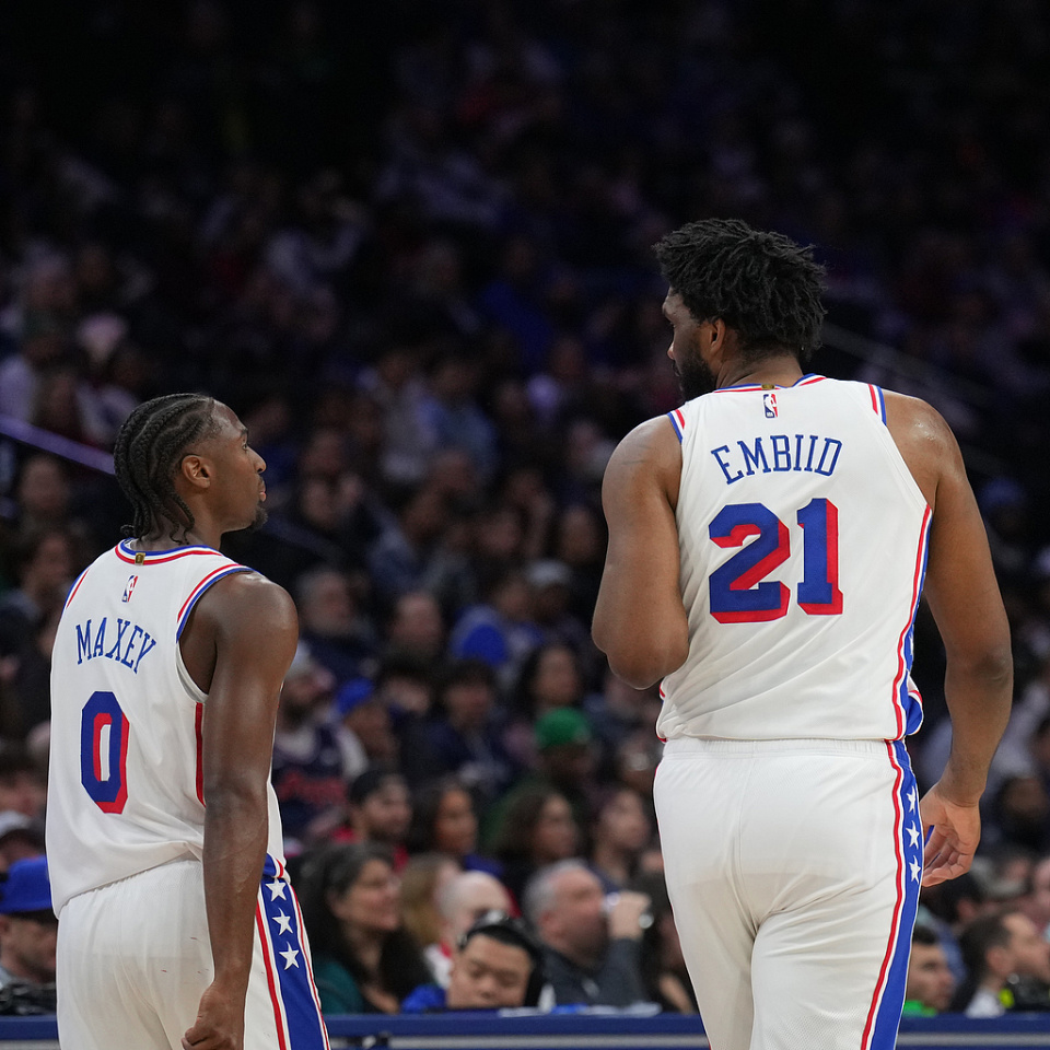 NBA常规赛：76人遭篮网压哨补篮绝杀吞7连败 恩比德伤退马克西31分_腾讯新闻