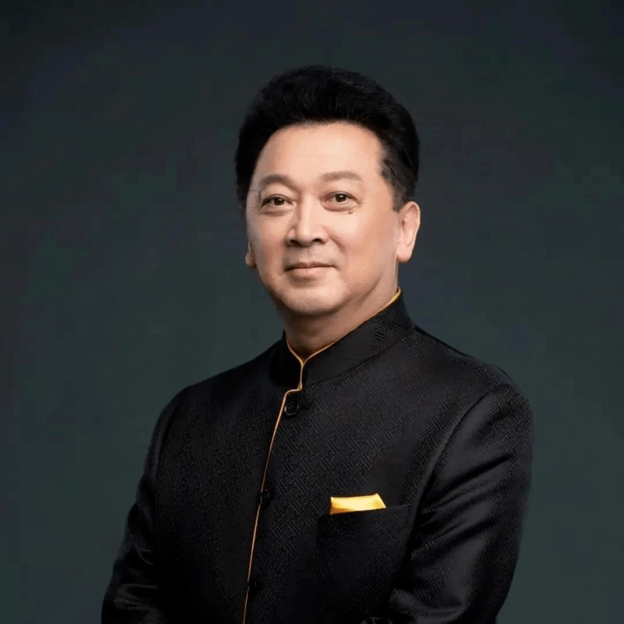 郁钧剑,民族唱法歌唱家,曾经20次参加央视春晚,演唱的《说句心里话》