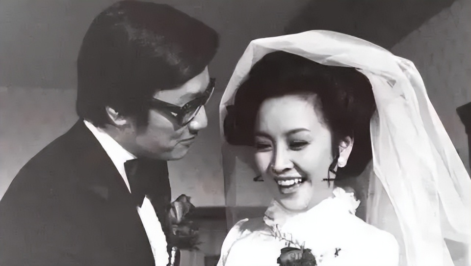 可惜婚后因为拍戏夫妻两地分居,刘家昌又来横插一脚,公开追求甄珍.