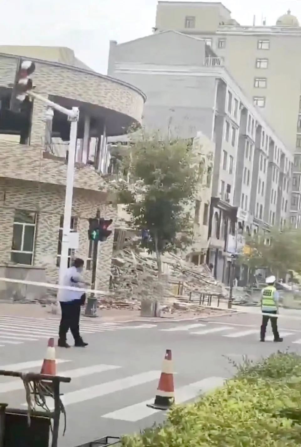 三层宾馆倒塌,致一人死亡!