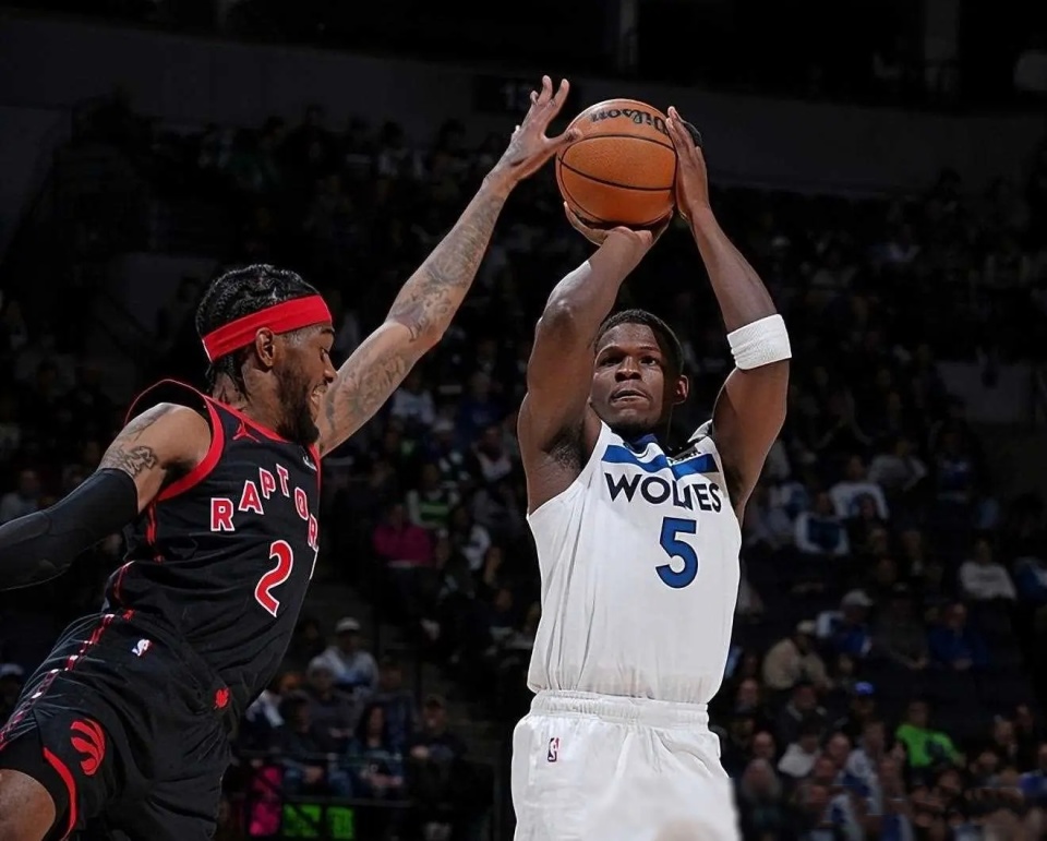 新狼王!明尼苏达靠"华子"撑门面 2优势胜"软糖"无愧一哥