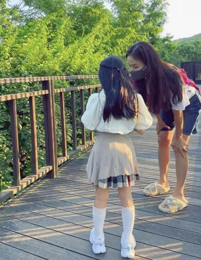 韩国顶级明星高小英被曝偷漏税,细节被扒引热议,老公张东健曾丑闻缠身