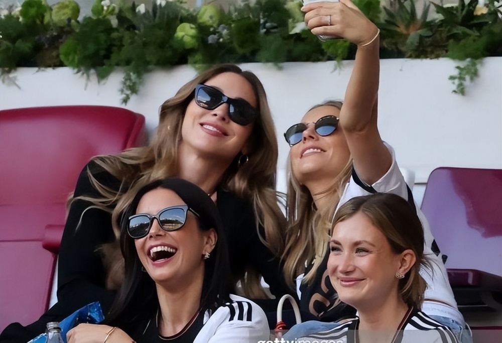 犒赏三军德国队逼平西班牙最美太太团获准留宿球队酒店两晚