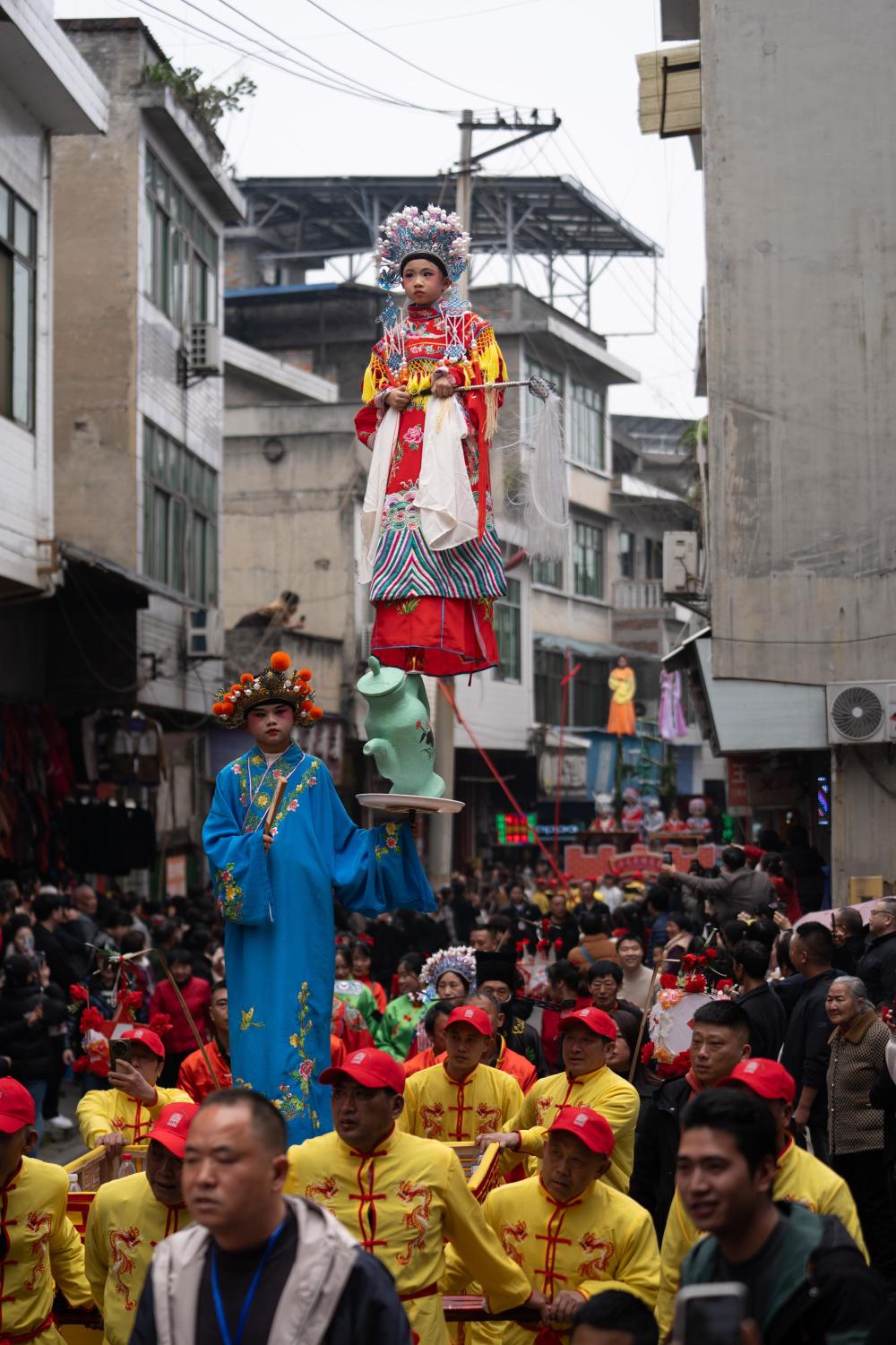 四川:大坝高装巡游 流动的民俗盛宴