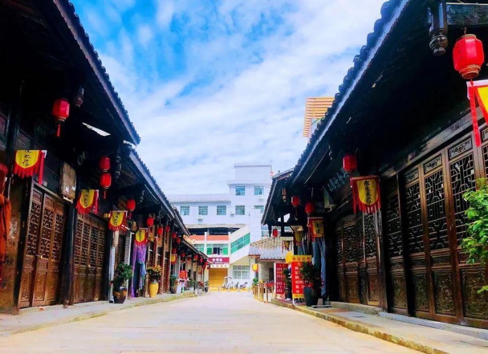 云玺嘉年酒店,金兰阁酒店,跃鑫酒店景点:苗乡大道,观景台,苗姑广场