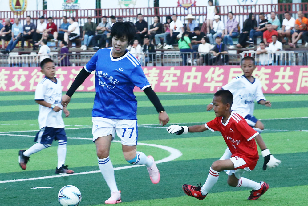 韩端现身中超帽子戏法 儿童节为孩子倾情表演