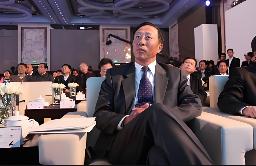 退休12年，东风周文杰被查！_腾讯新闻