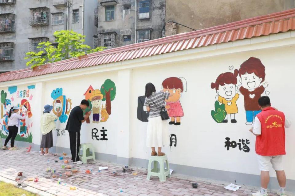 墙绘扮靓家园喜迎国庆