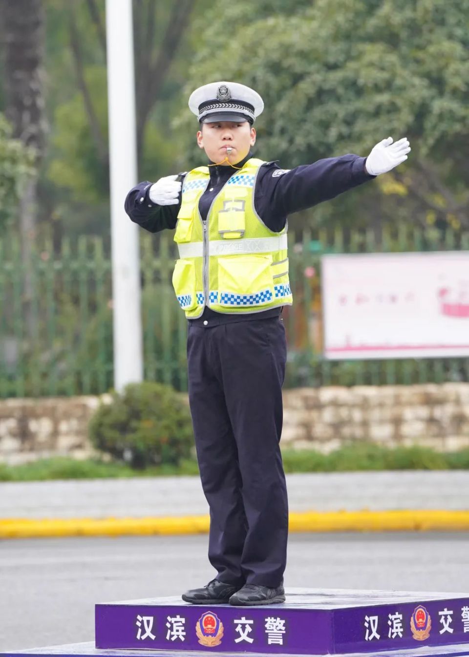 交通警察手势 变道图片