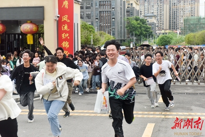 6月9日,沅陵一中考点,考试结束后考生跑出考点.