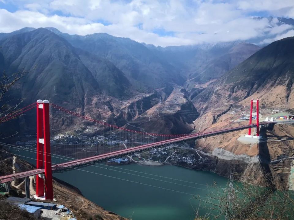 如今,在泸定桥上游5公里处大渡河两岸的陡坡上,一座巍峨的"新"大桥拔