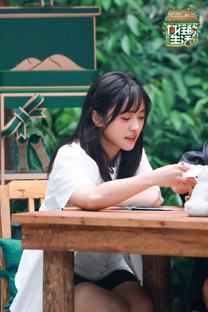 的蚕兜在两人拉扯下竟变长数倍,成了薄薄的一层,何炅和谢依霖跃跃欲试