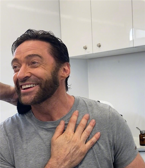 休·杰克曼晒《死侍3》片场日常 狼叔对镜剃须理容