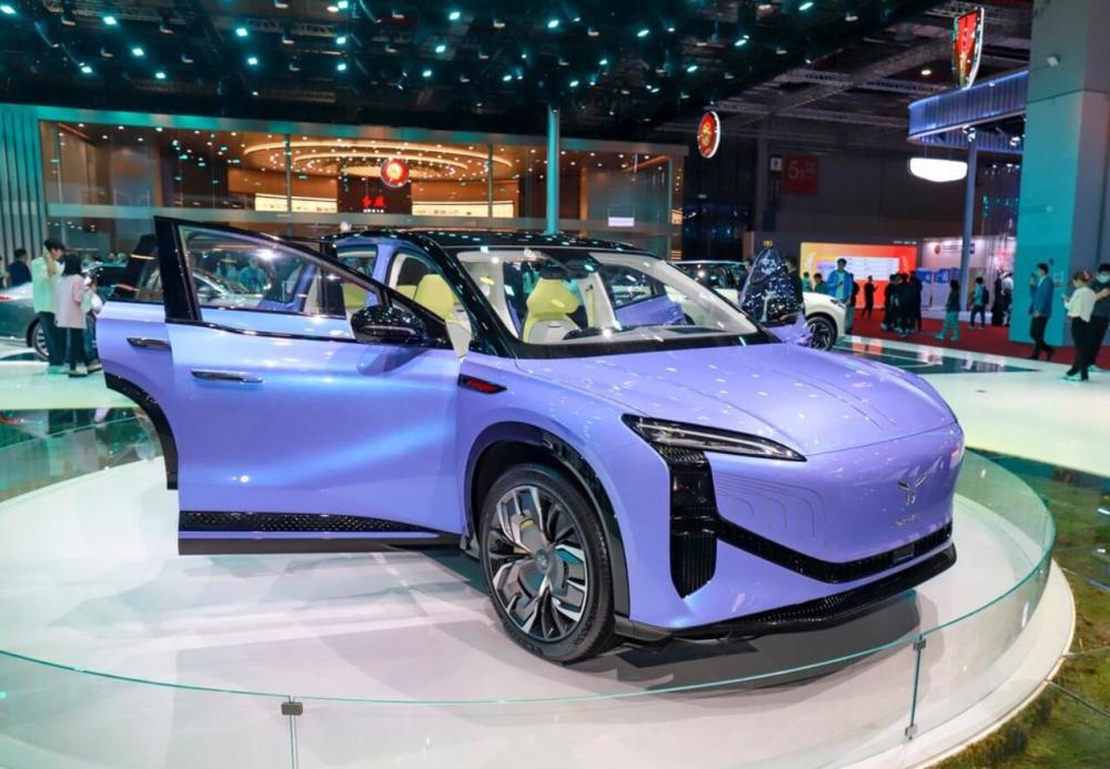 在外观方面就,新车的前脸部分采用了标志性的红旗家族电动车最新设计