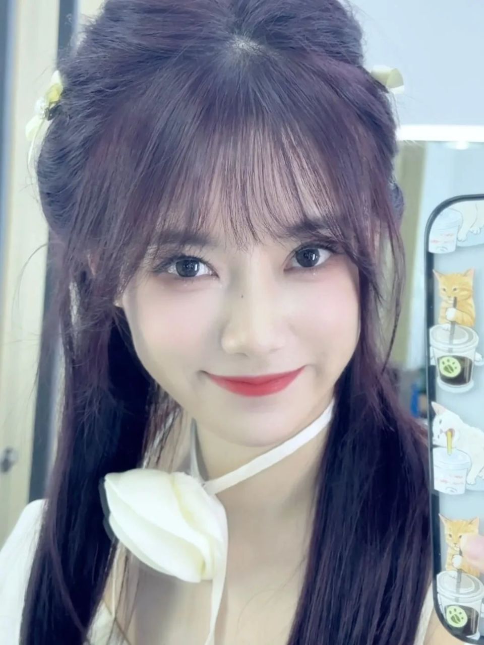 lpl老婆小钰收工照表示很喜欢今天的妆造