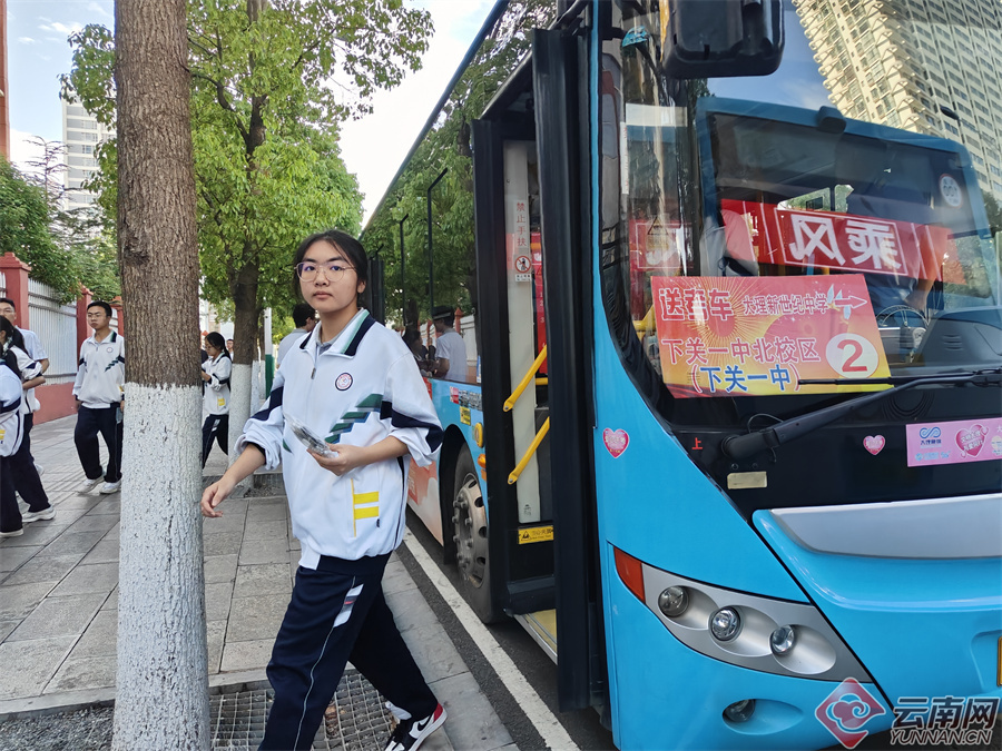 高速公路交警护送40余辆大巴车,700余名学生从下庄镇祥云四中前往祥云