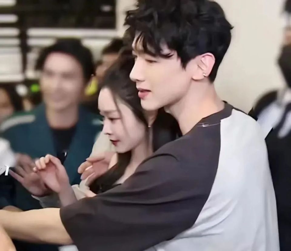 宋轶新加坡探亲,全家高颜值表哥身份被扒超优秀,白敬亭高攀了?