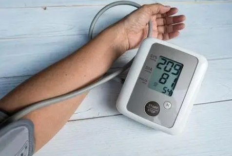 高血压患者一口酒也不能喝?医生劝告:别小瞧,4个坏处你承受不起