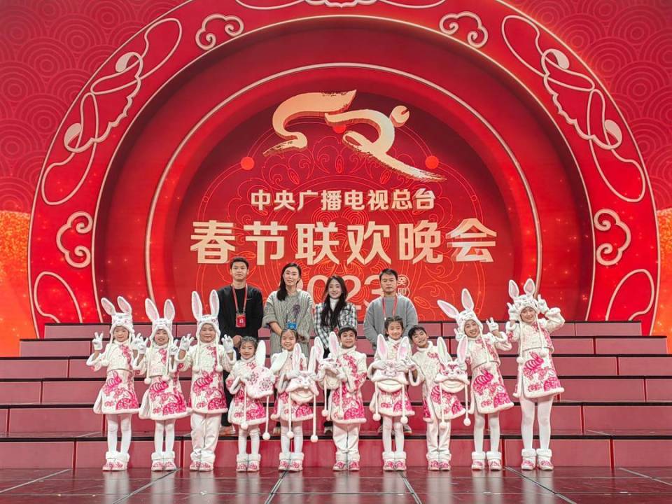 这群大凉山孩子登上总台"六一"晚会的背后:"果果书记"和她的"果果"们