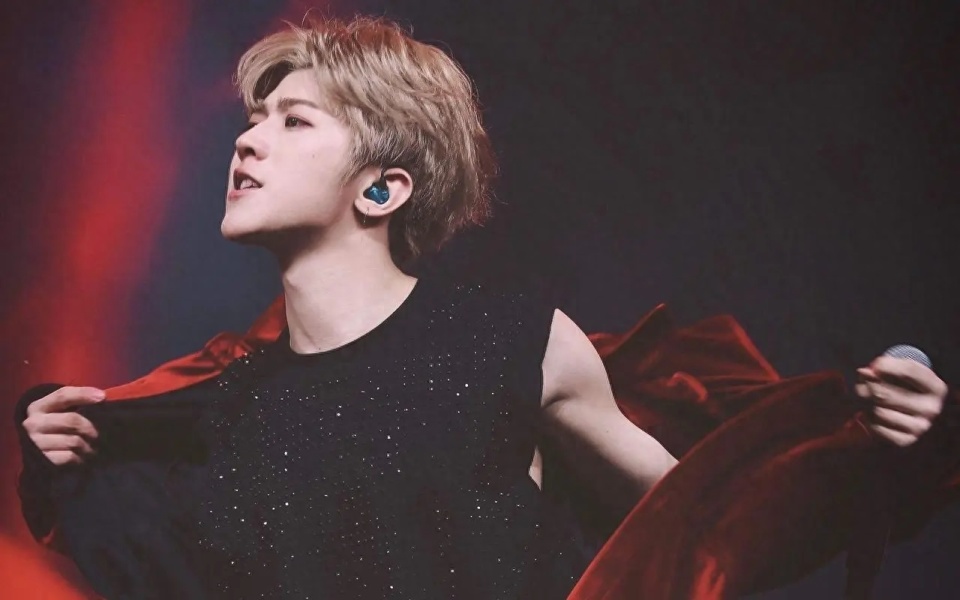 网友韩国街头偶遇蔡徐坤头发变长身形消瘦演唱会如期举行