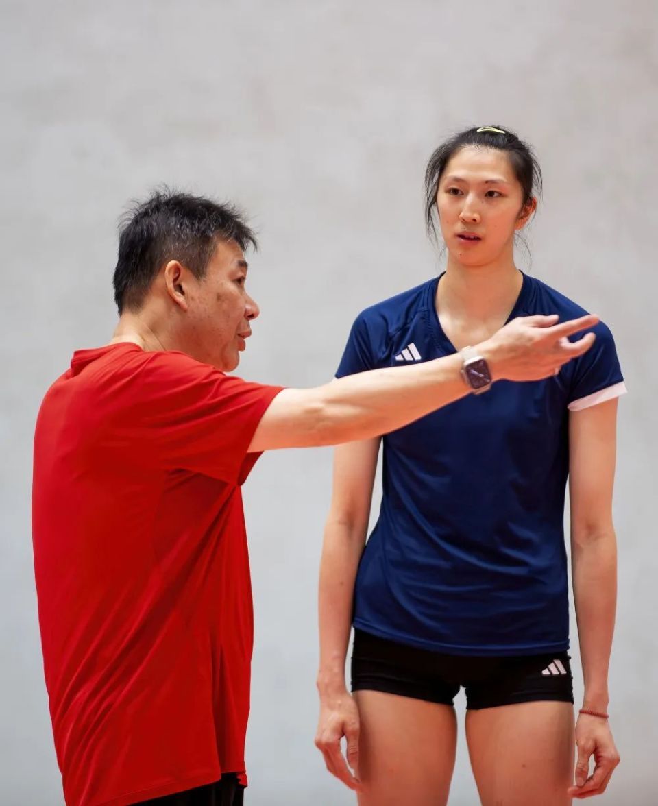 新华社记者 魏培全 摄在巴黎奥运会中国体育代表团成立之际,中国女排