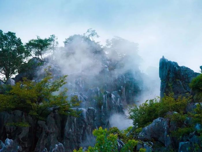 山",海拔650余米,系中国四大石林之一,景区内峰林造型奇特,象形奇石