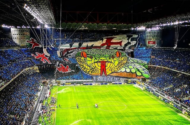 米兰对阵那不勒斯的欧冠八强战展示的 tifo最早的 tifo 是由意大利