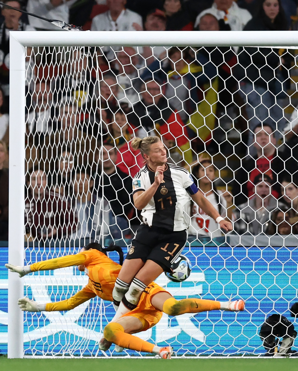 8月3日,韩国队守门员金正美(左)未能扑出德国队球员