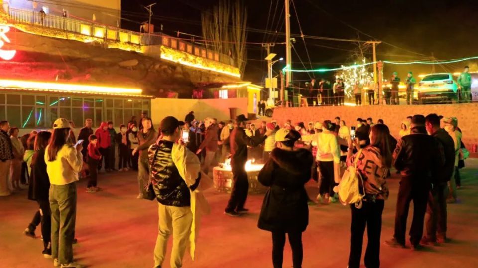 当秋天来临时,乡镇的大片树林穿着金黄的外衣牛羊悠闲地吃着青草,远处