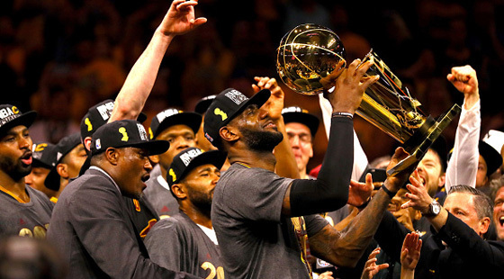 谁能在总决赛限制詹姆斯并夺冠谁就是fmvp这说明詹姆斯真的很强