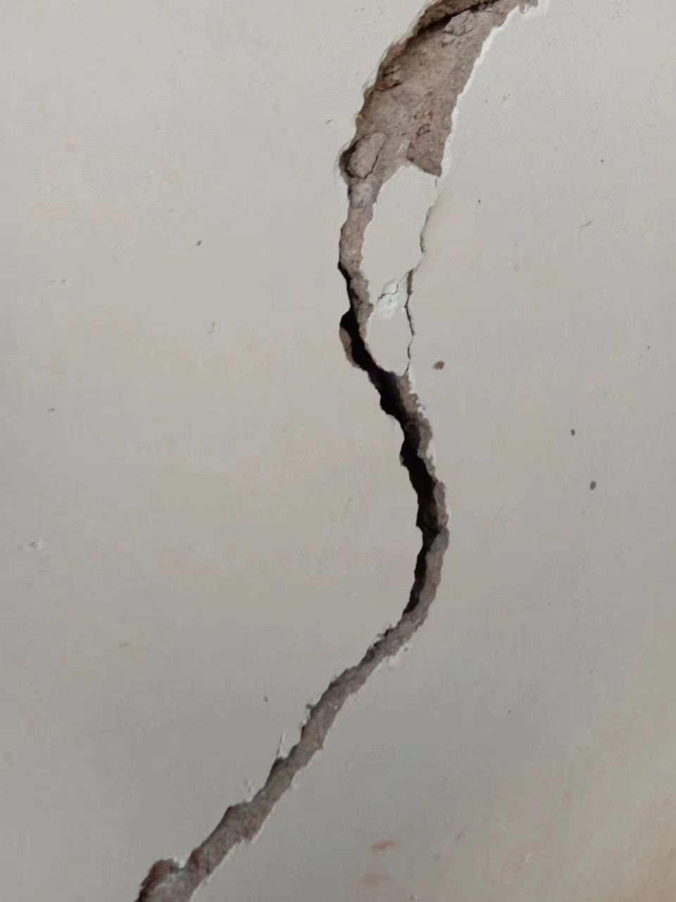 采石公司炸山致贵州39户村民房屋开裂村民担心受损成因