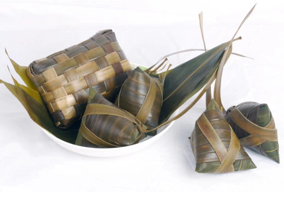 恩平濑粉的上汤中以驰名的莲藕大骨为最佳,另有老鸭乸莲藕濑粉,猪手老