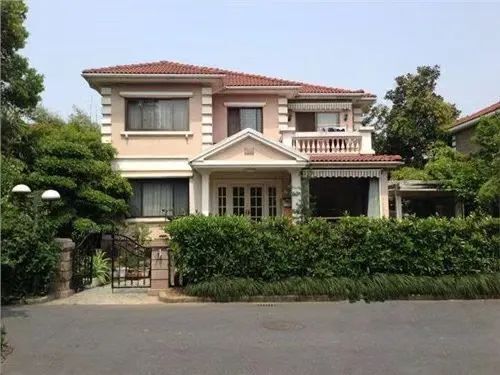 宋卫平和妻子夏一波,大学同学寿柏年创建了绿城,其打造的丹桂花园