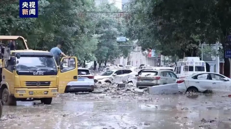 陜西一地突遭大暴雨，200多輛車被沖上街頭，居民：天像開了窟窿