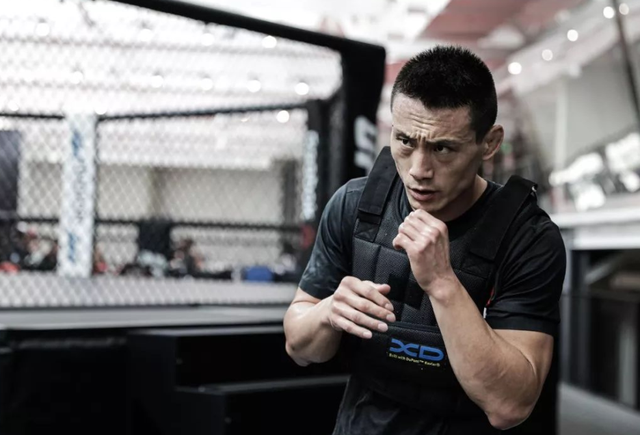 格斗迷采访宋克南:时隔两年重回ufc,迎战不败新星!_腾讯新闻