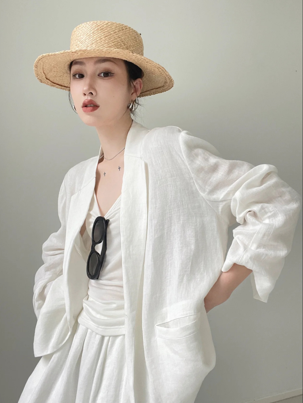 懂夏季时尚的女人,都在穿白色"亚麻"衣服,有腔调又很显高级感
