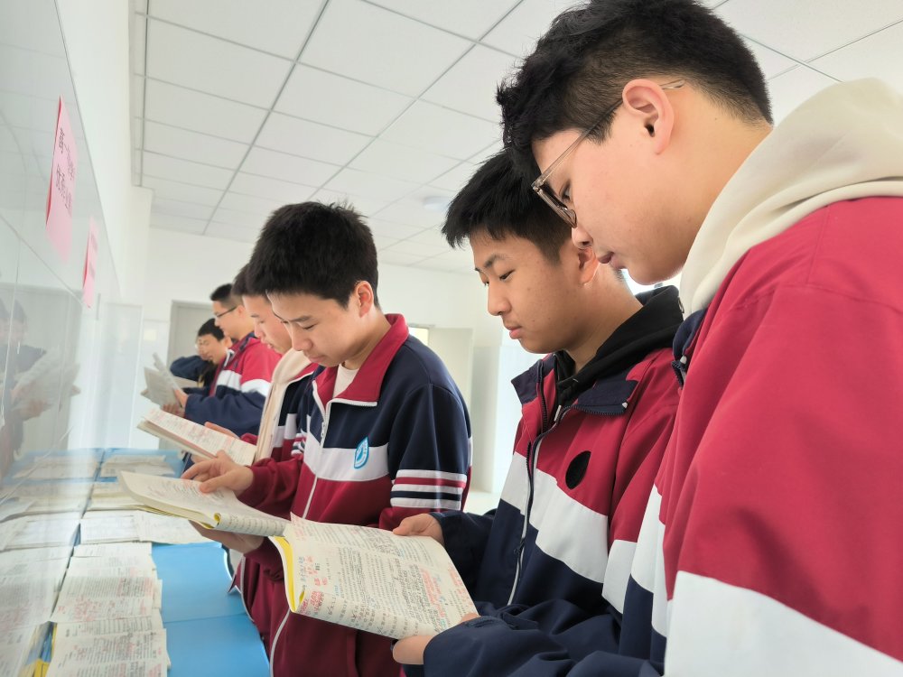 ",郑州市第四十四高级中学在开学第三周,开展了学生优秀作业展示活动