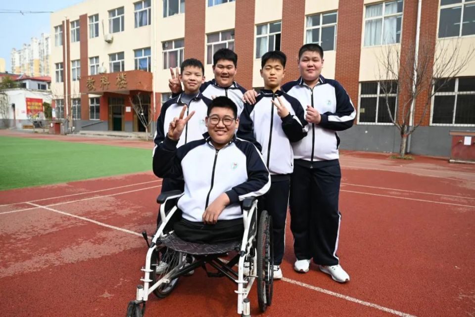 怎么推轮椅一群少年守护了“轮椅男孩”三个春秋……_https://www.jmylbn.com_新闻资讯_第4张