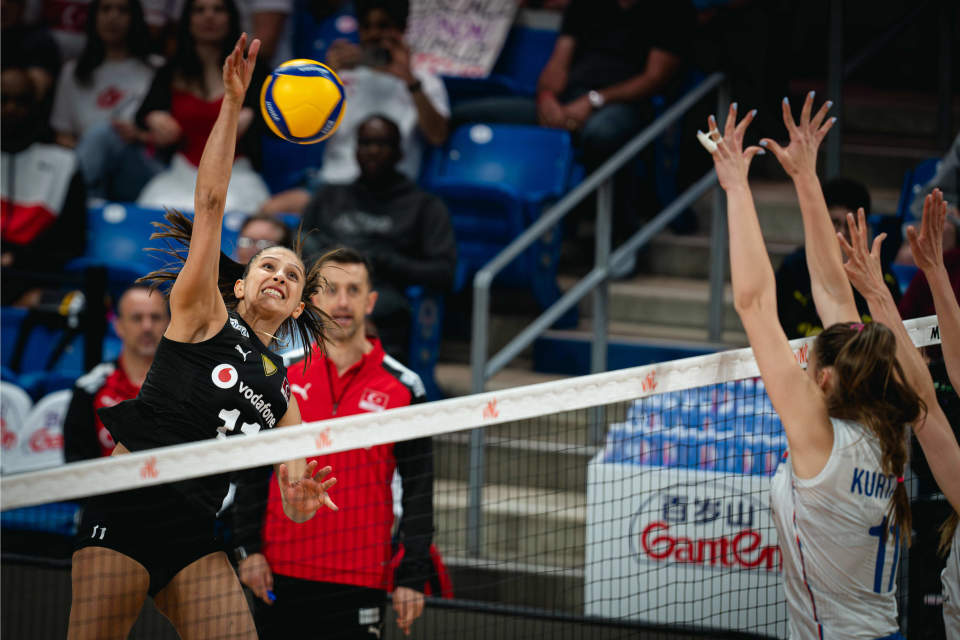 场上球员表现不够稳定,欠缺打硬仗的能力,而土耳其女排阵容完整