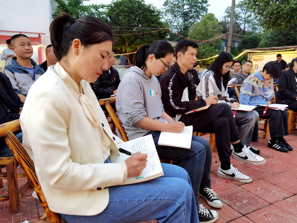 农民夜校点亮“学习之灯” ｜“会场”搬到“禾场”，掌声不断_腾讯新闻