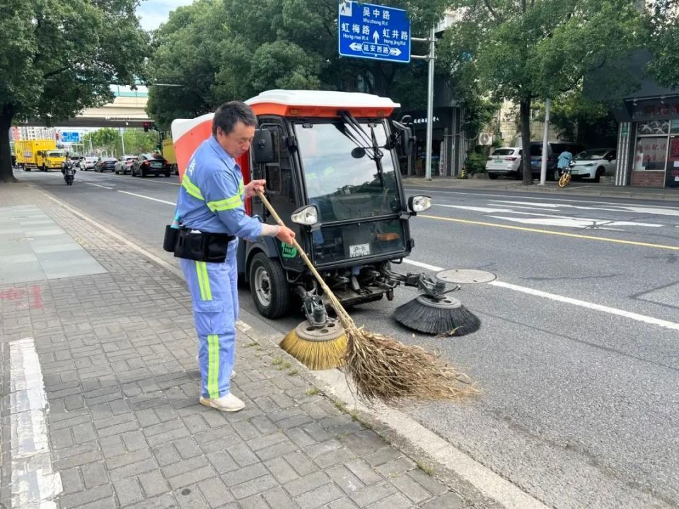 机械车辆作业的优势,加大对道路机械化清扫保洁及洒水冲刷作业力度