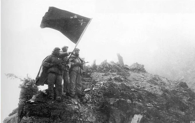 9月初,进藏先遣连翻越海拔5300米的界山达坂,进入藏北高原,抵达阿里.