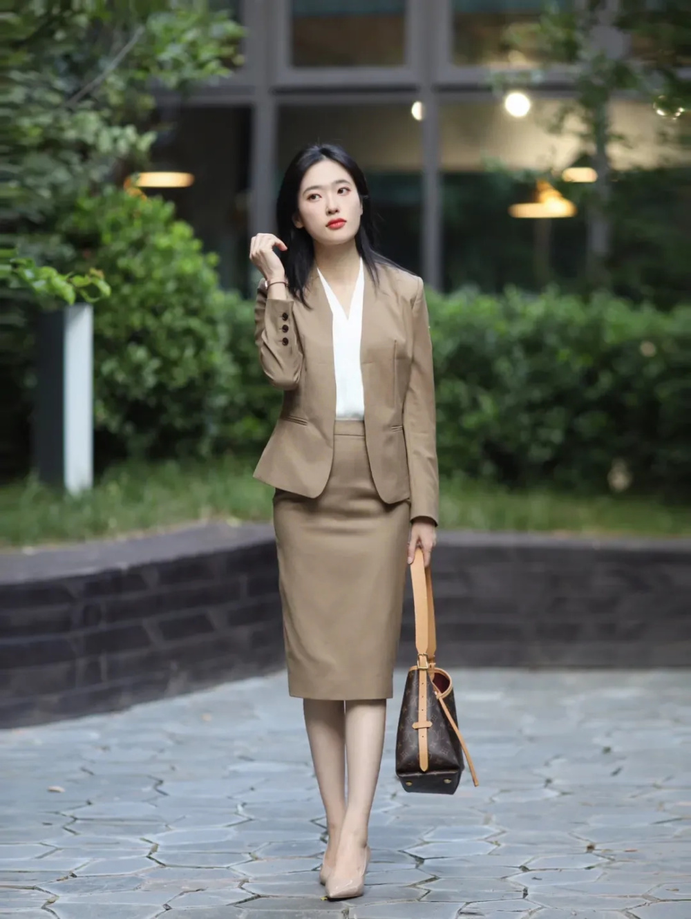 街拍搭配图_街拍搭配时尚的衣服_时尚搭配街拍