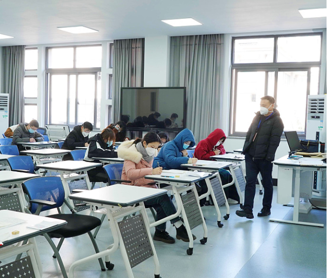 研究生考试教室多少人(考研考场每个教室几个人)