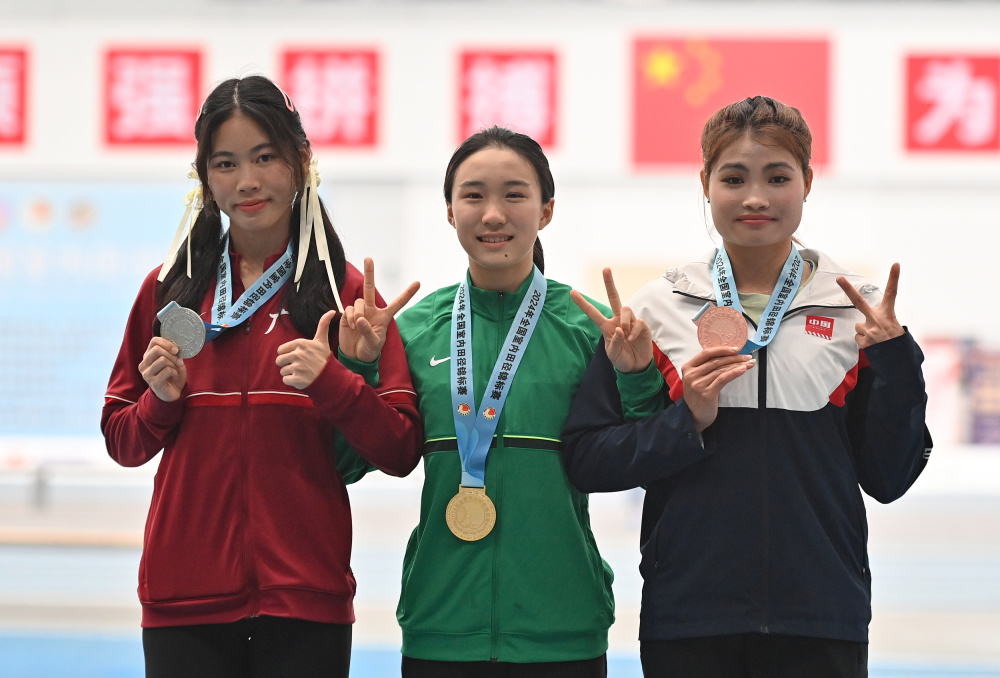 3月31日,冠军浙江队选手陈妤颉(中),亚军广东队选手黄淑萍(左)和季军