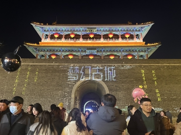 据青州古城管委会介绍,过年前三天,古城日均接待游客10万人次以上.