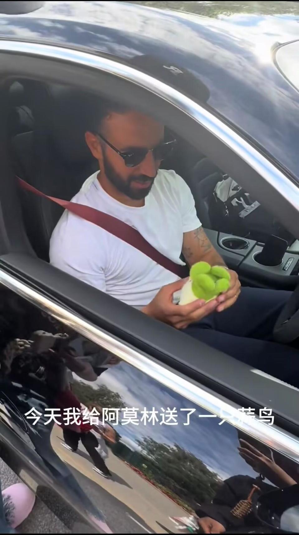 女生在英国将“蒜鸟”送给曼联主帅阿莫林：他非常喜欢，说以后有机会会到武汉