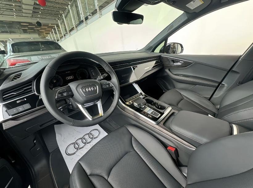 新一代"奥迪q7"到店,升级"黑武士"装扮