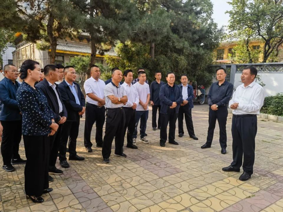 东乡县人大常委会组织参观马米娜画展