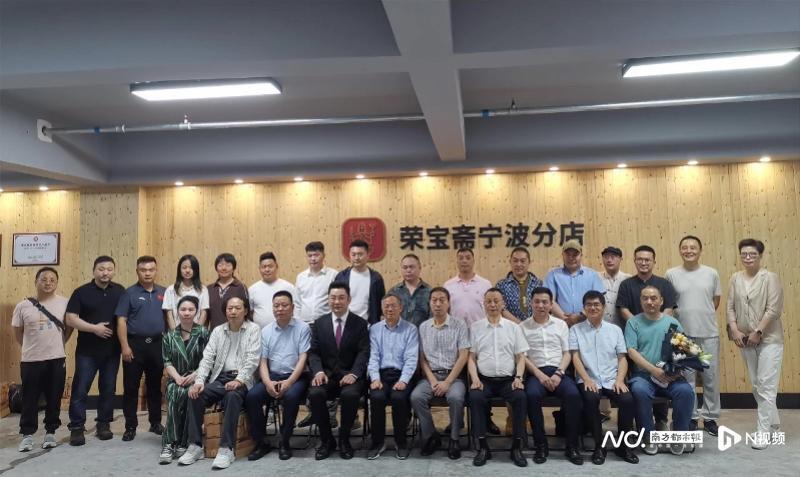 在他的山水画中,看"笔意青绿",听"丘壑有声"